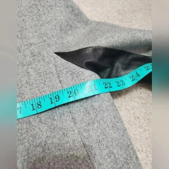 Danier wool  and leather coat. Size medium - Picture 12 of 13